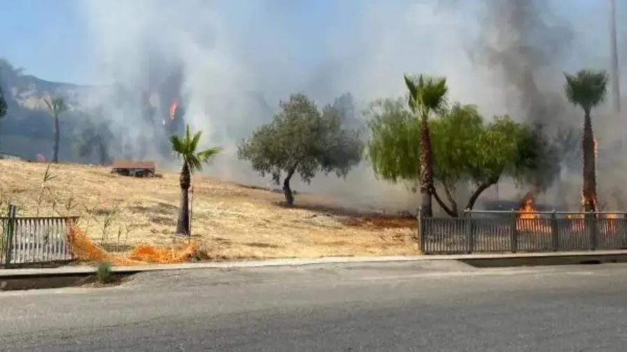 Catanzaro, in fiamme la rotatoria d'ingresso a Lido