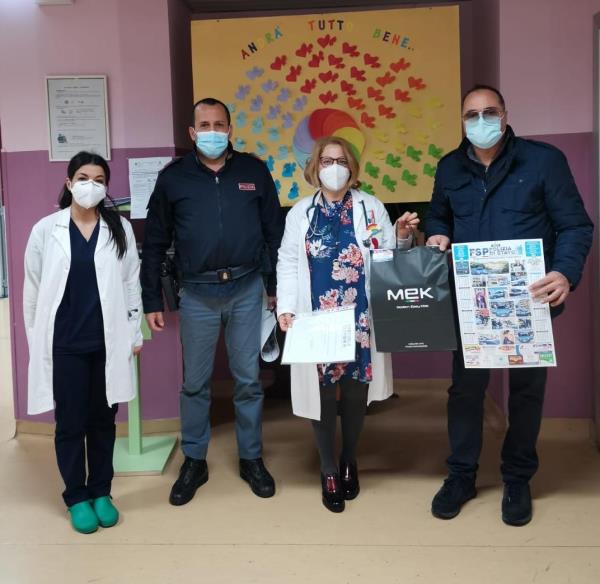 images I poliziotti del sindacato di Polizia Fsp portano la "Befana" ai bambini all'ospedale di Lamezia Terme 