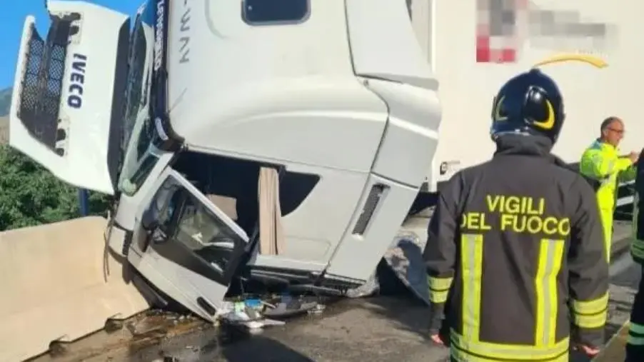 Tir contro il newjersey sull'A2 a Castrovillari: estratto vivo il conducente dall'abitacolo