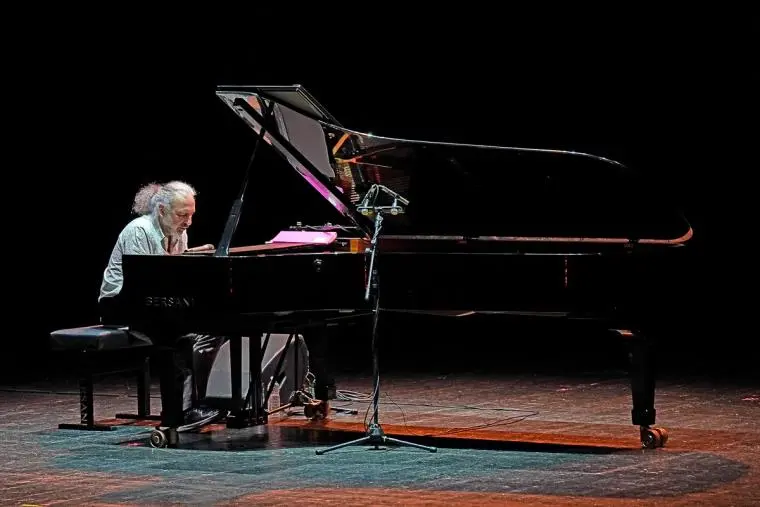 Sortilegio a Catanzaro: lo 'stregone' Bollani incanta il Politeama e fa sold out con il suo piano solo