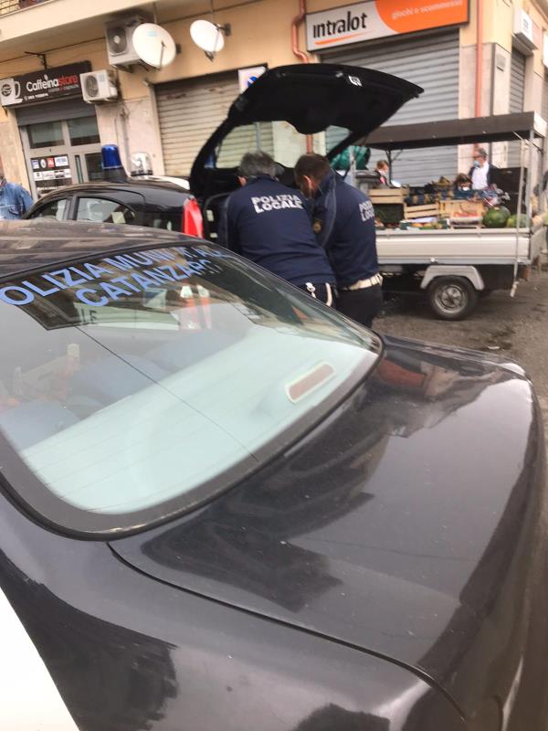 images Stretta sugli ambulanti a Catanzaro, sanzioni e sequestri della Polizia locale. E i controlli continuano