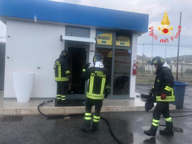 images Botricello, in fiamme il casotto di un distributore di carburante 