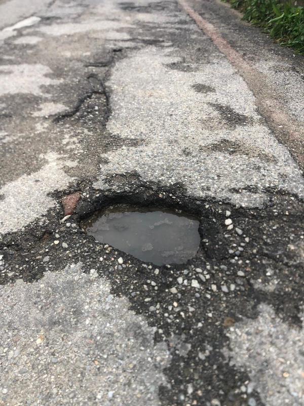 images "Strade dissestate e scenari di degrado e abbandono": la denuncia di 'Fare per Catanzaro' (FOTO)