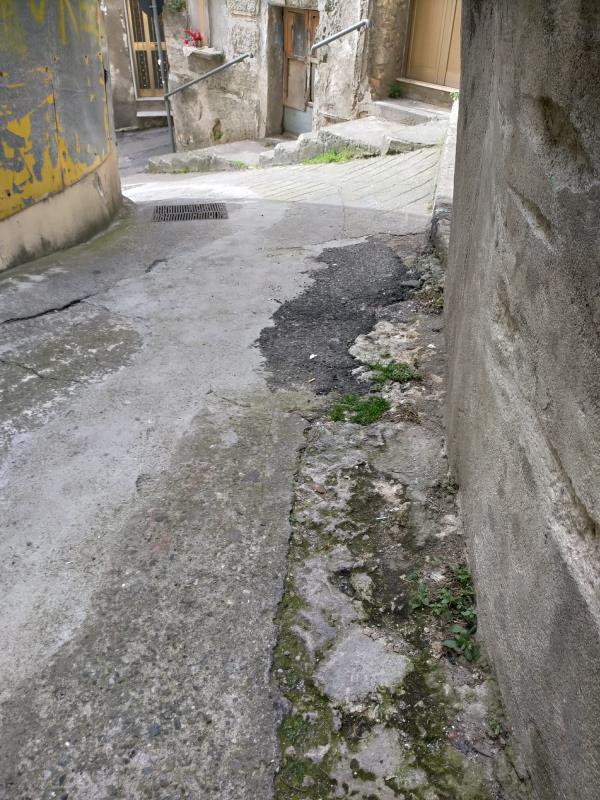 images A Gagliano la "strada che non c'è" e i rifiuti abbandonati per le vie 