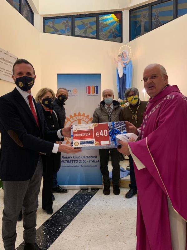 images Il Rotary club di Catanzaro dona buoni spesa per famiglie meno abbienti alla Parrocchia San Pio X  