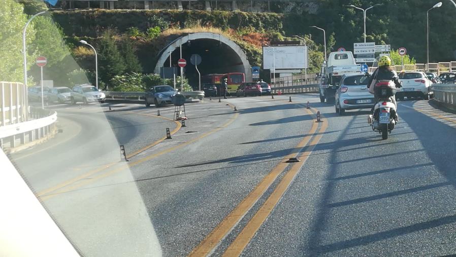 images Autobus dell'Amc in panne nel Viadotto Kennedy, traffico in tilt sul ponte Morandi