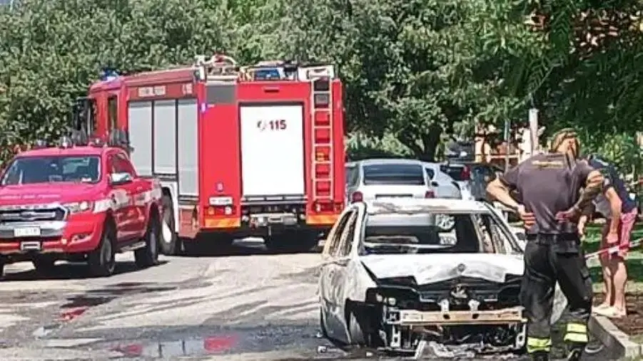 Auto in fiamme a Squillace: nessun danno alle palazzine ma solo alberi bruciati