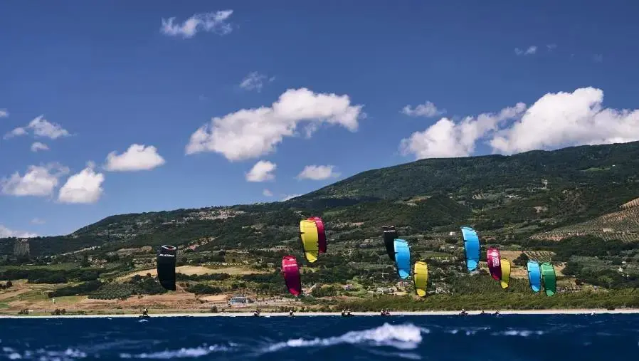 Seconda Giornata dei Mondiali di Kitesurf a Gizzeria, Julio Houze primo posto nella categoria youth