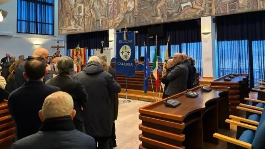 Addio a Michele Traversa, l'affetto dei catanzaresi e della Calabria alla Camera ardente (FOTO)