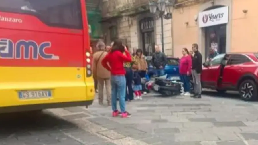 Catanzaro, moto finisce a terra su Corso Mazzini