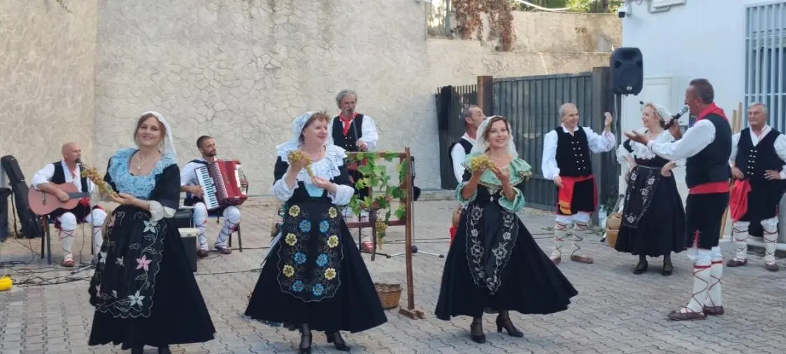 Il Gruppo Folk “I Strinari Città di Catanzaro”, si esibisce alla Clinica  San Vincenzo