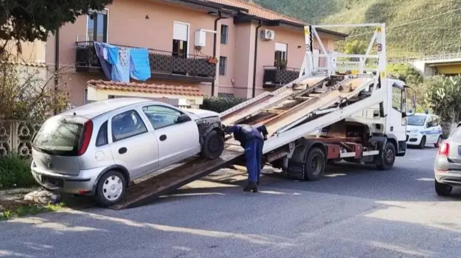 Nuova operazione di Polizia ambientale a Catanzaro: rimossi numerosi mezzi abbandonati tra centro e periferia (FOTO)