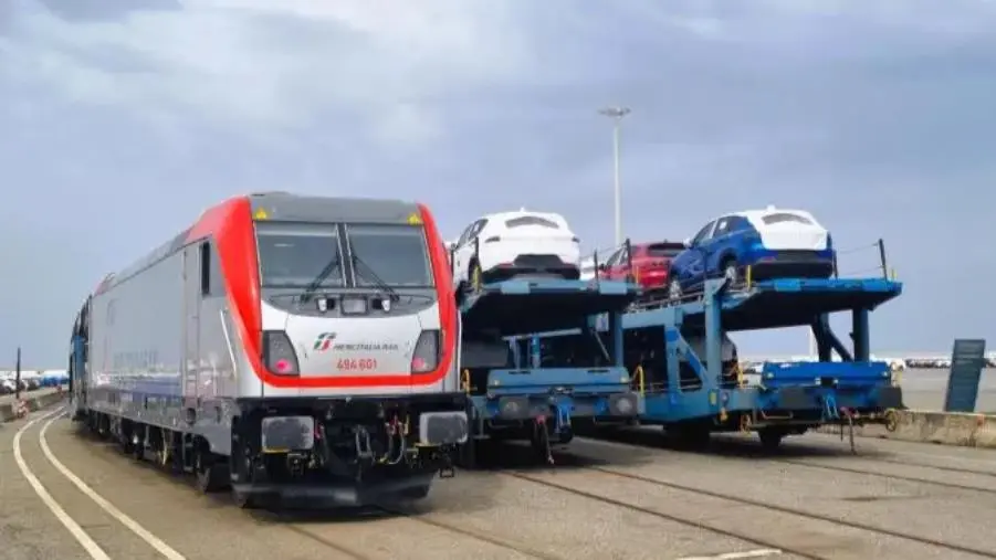 images Polo logistica Fs: a Gioia Tauro le nuove loco Traxx universal ™ Dc con sistema ultimo miglio 