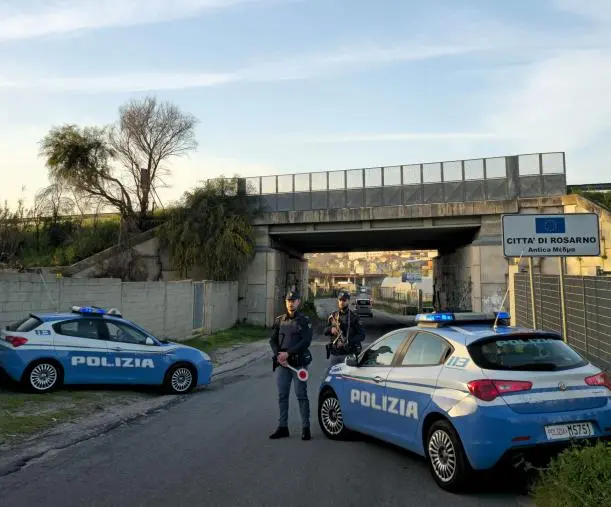 images Calci, pugni e ingiurie ai poliziotti: africano arrestato nel Reggino 