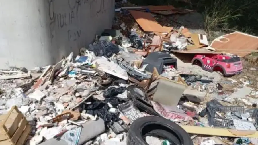 Discarica abusiva in via Abruzzi a Santa Maria, Costa: “Gli enti preposti intervengano”