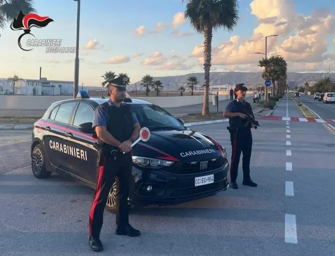 Colpisce la compagna, la minaccia con un coltello e rapisce il suo bimbo: un arresto nel Reggino 