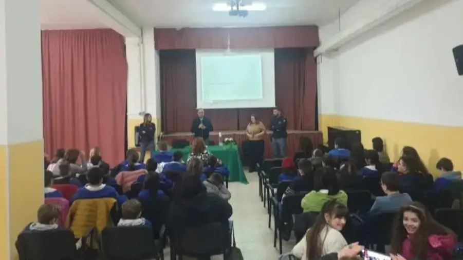 "Pretendiamo legalità" a Catanzaro, il Comprensivo 'Nord Est Manzoni'  incontra la polizia