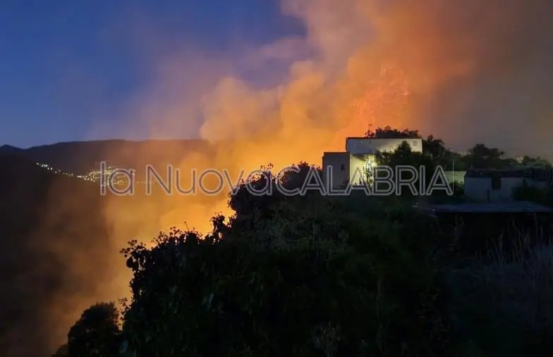 Simeri Crichi in fiamme, grande apprensione per due incendi: si valutano evacuazioni 
