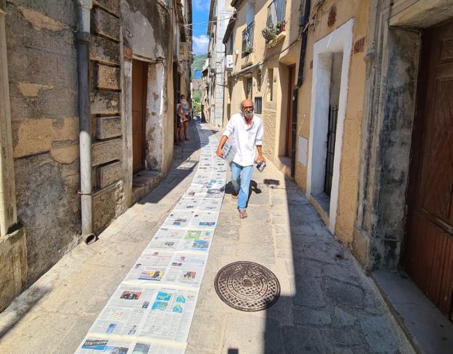 images Badolato, striscia chilometrica di giornali nel centro storico in nome della Pace