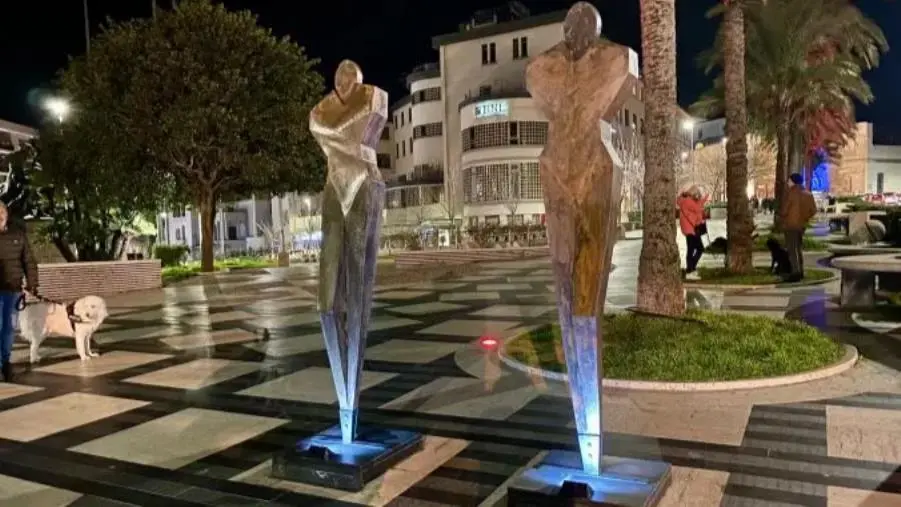 images Catanzaro, illuminate le sculture di Nuccio Loreti in piazza Matteotti