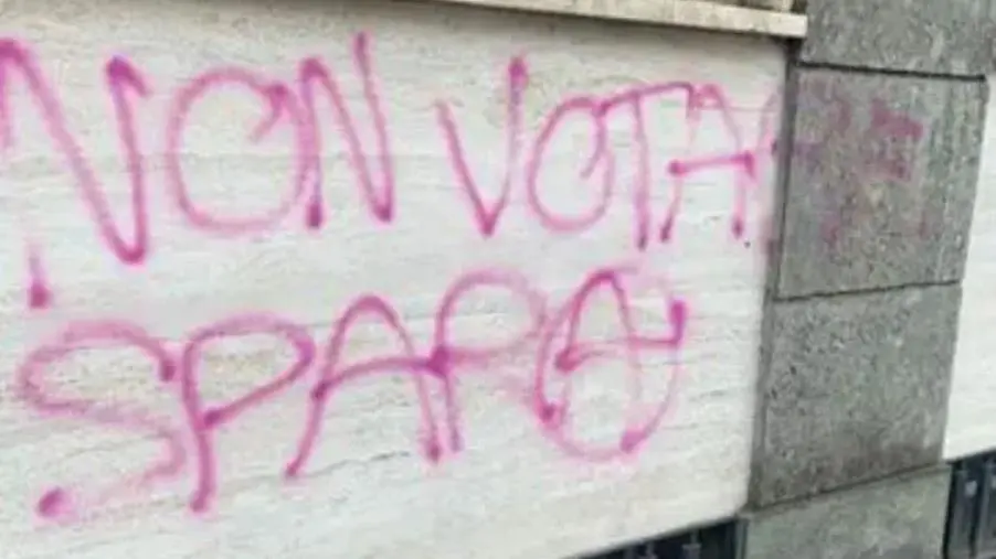 images "Non votare spara", imbrattato l'ufficio di Klaus Davi a Milano 
