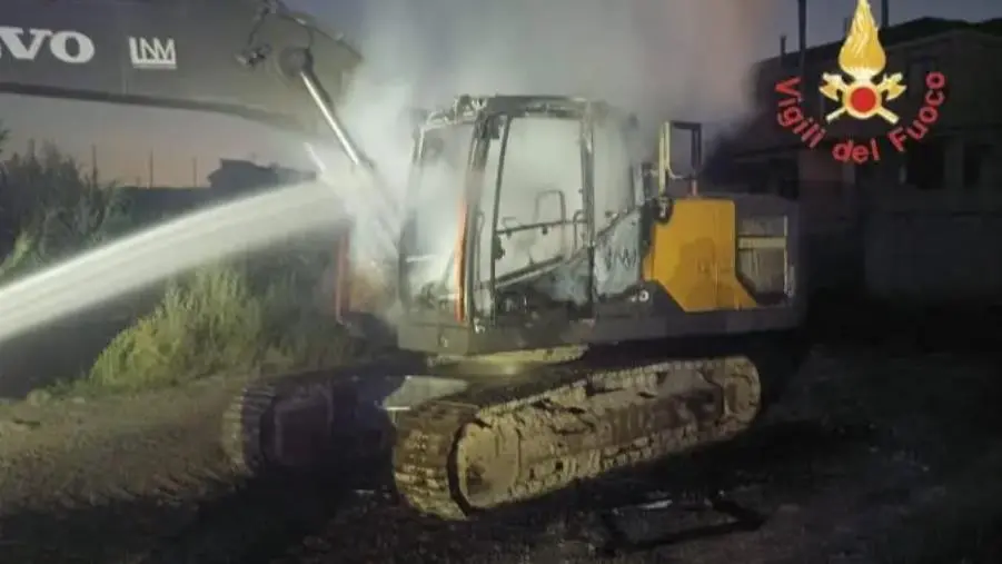 Notte di fuoco a Lamezia: in fiamme automezzo da cantiere e cumuli di rifiuti a Ciampa di Cavallo 