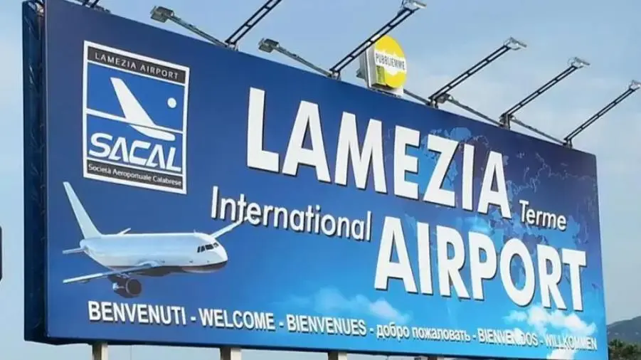 Maltempo, nessun volo cancellato da Lamezia ma nessuno sa come arrivare in aeroporto 