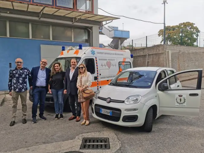 images Ambulanza donata al Comune dalla famiglia Ceniviva passa
all'Asp, che in cambio dà una Panda per i
Servizi Sociali