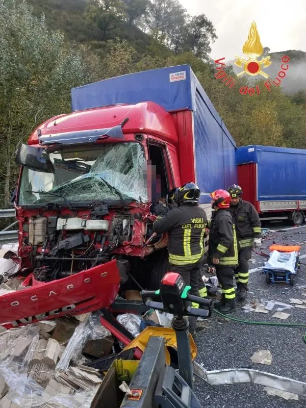 Scontro sull'A2 nel Cosentino, coinvolti 2 autoarticolati e un autotreno: sul posto l'elisoccorso