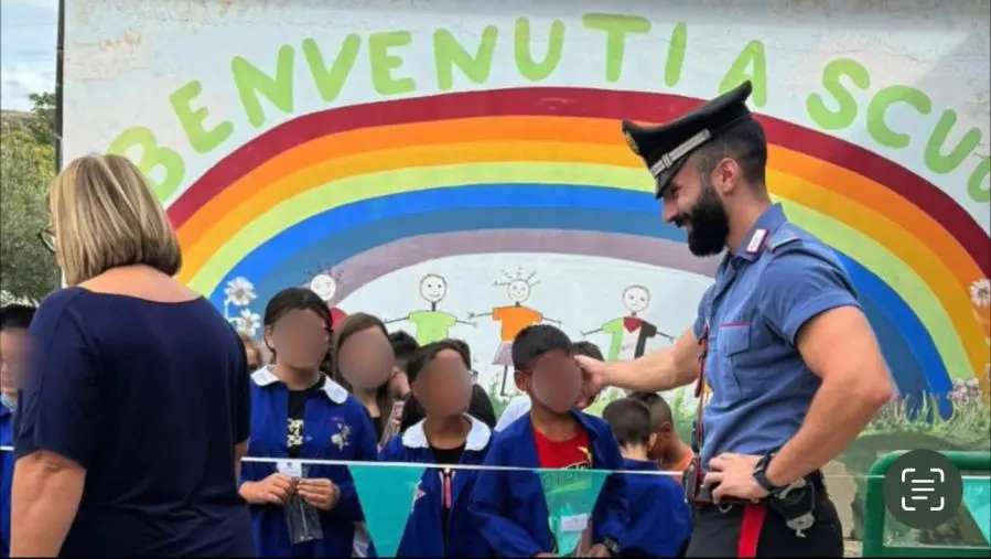 images Catanzaro, primo giorno di scuola anche per i carabinieri: più servizi davanti agli istituti (FOTO E VIDEO)