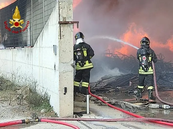 images Incendio in una discarica a San Mauro Marchesato: vigili del fuoco sul posto con 4 squadre 
