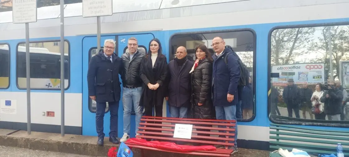 No alla violenza sulle donne: Ferrovie della Calabria inaugura due panchine rosse a Catanzaro e Cosenza