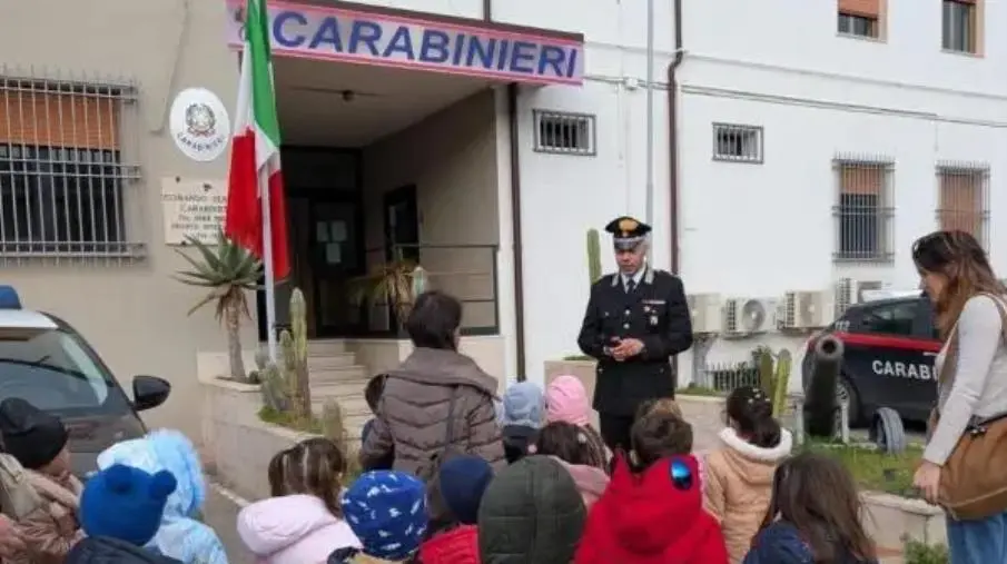 Isola Capo Rizzuto, i bambini della scuola per l’infanzia visitano la Tenenza Carabinieri
 