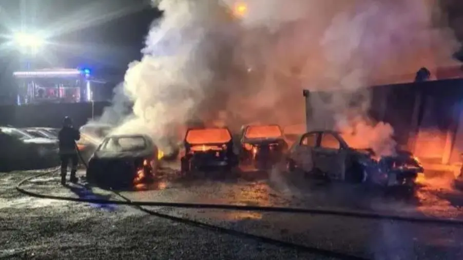 Vibo, in fiamme dieci vetture per il noleggio nella zona industriale della città