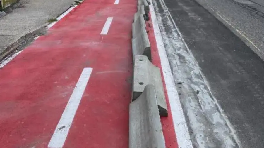Montate al contrario le barriere in cemento della pista ciclabile di via Falluc, Costa: "Le comiche finali"

