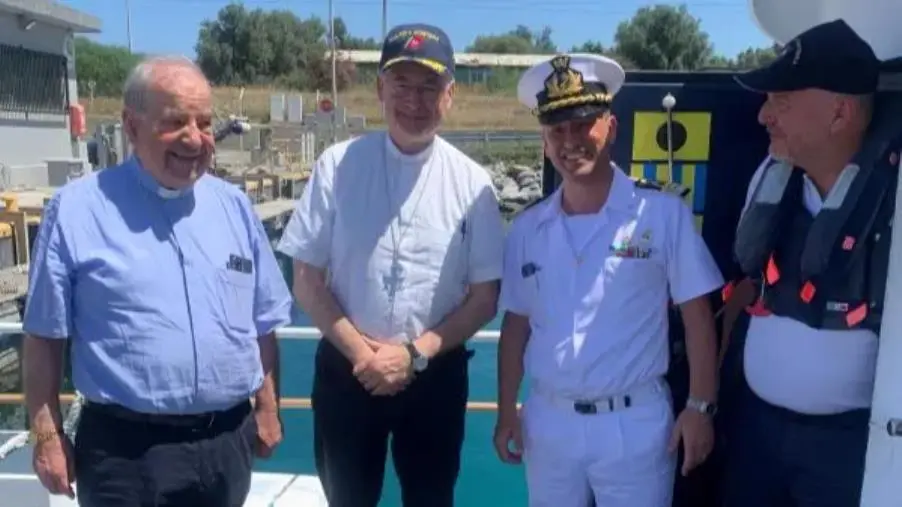 Il Vescovo di Oppido Mamertina - Palmi visita la Capitaneria di porto di Gioia Tauro