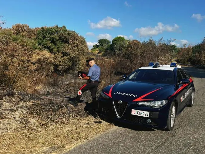 images San Floro (Cz), appicca incendio e tenta la fuga in bici: arrestato 35enne