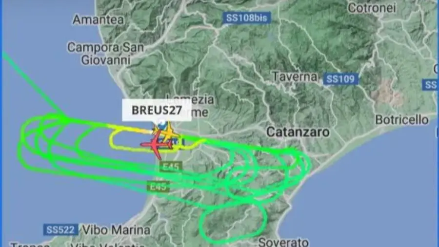 Boeing militare sorvola più volte la Calabria e attira l'attenzione: forse aereo cisterna