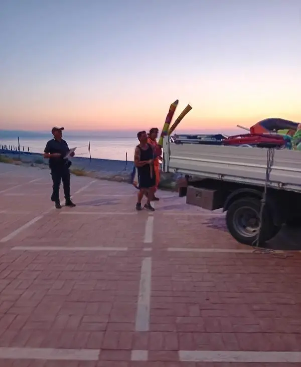 images Sequestrate decine di ombrelloni a Davoli, Taverniti: "Nelle spiagge il rispetto verso gli altri  latita"