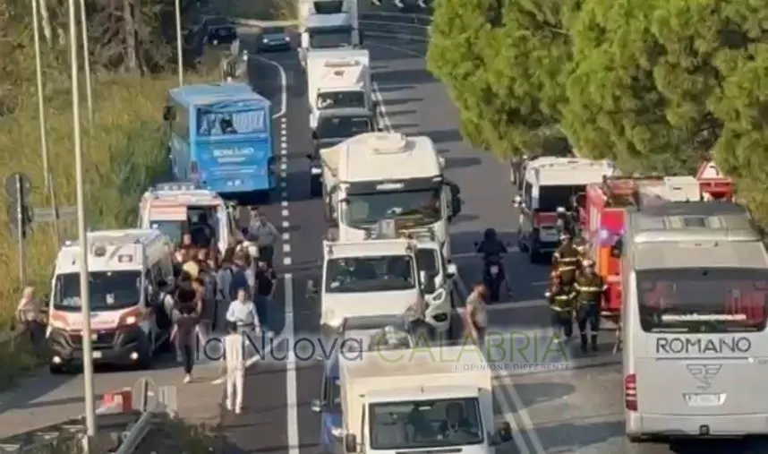 Simeri Crichi, tamponamento tra due autobus di studenti sulla Statale 106: diversi feriti