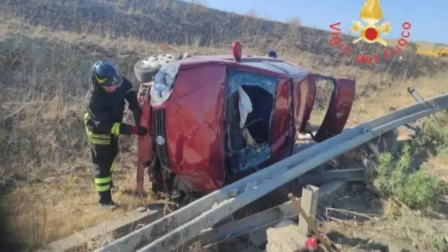 Crotone, perde il controllo dell’auto e finisce fuori strada 