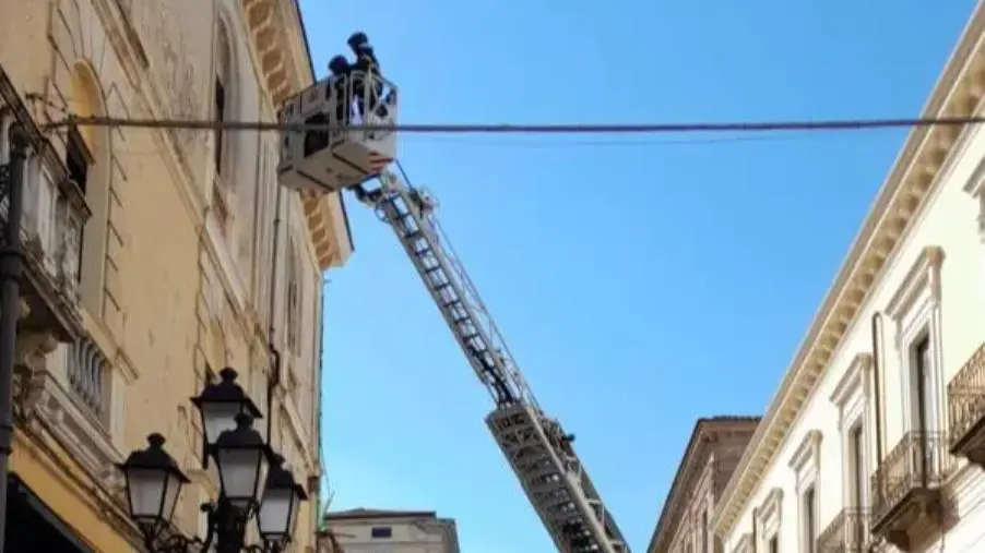 Catanzaro, cornicione pericolante su Corso Mazzini: tempestivo l'intervento dei Vigili del fuoco