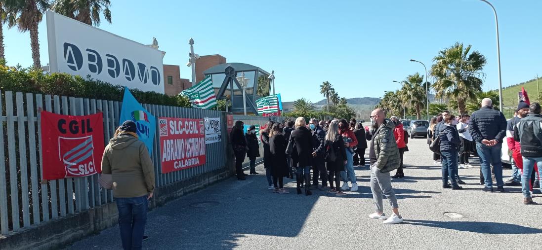 images Abramo Customer Care: la protesta dei lavoratori che "vogliono certezze sul futuro"