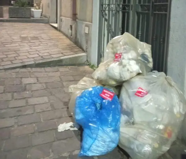 images Catanzaro, multe per 10.000 euro ai negozi per la scorretta raccolta differenziata dei rifiuti