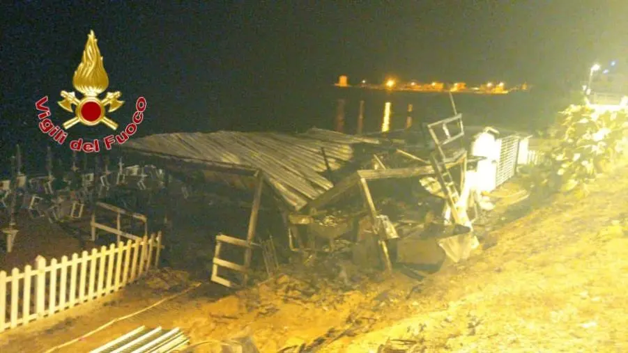 In fiamme nella notte un noto lido balneare ad Isola Capo Rizzuto