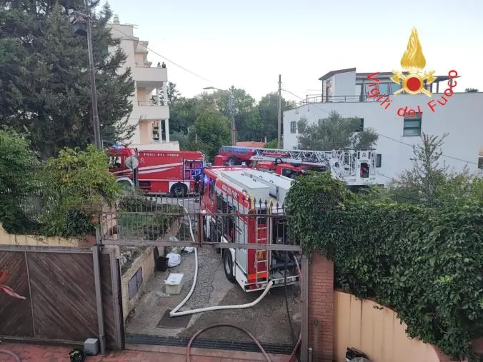 Cosenza, in fiamme una villa di tre piani 