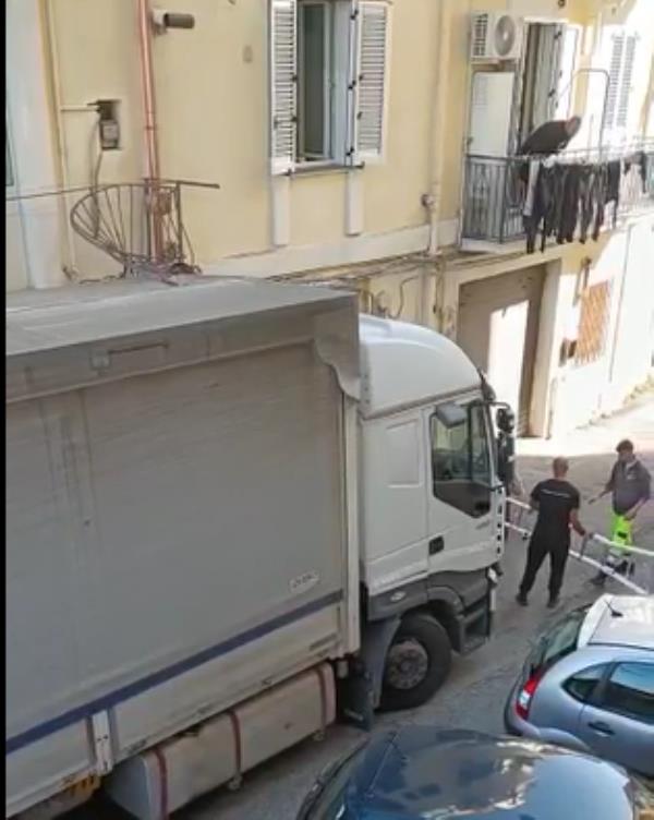 images Catanzaro, camion impigliato nella ringhiera di un balcone su via Carlo V (VIDEO)