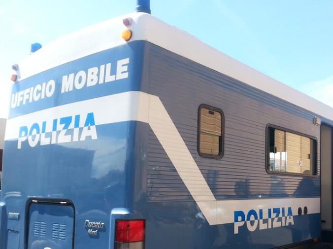 8 Marzo. A Crotone, in piazza Umberto I, il camper della Polizia è "vicino" alle donne