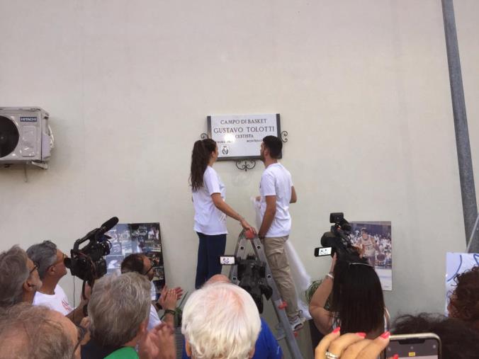 images Montepaone, inaugurato il campetto di basket del Comprensivo “M. Squillace” in onore del cestista Tolotti 