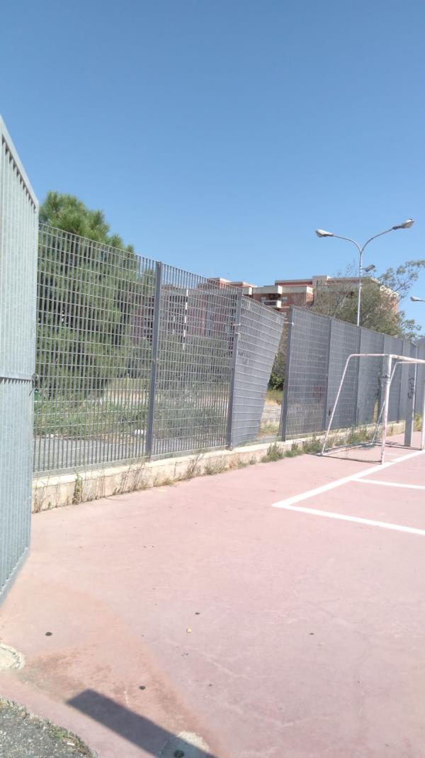 images Decoro urbano. Costanzo: "C'era una volta un campo di basket. Ora in via Brigata al Corvo c'è solo degrado" (FOTO)